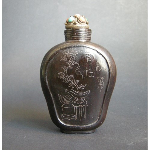 Lacquered wood snuff bottle